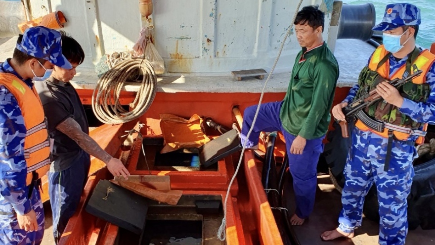 Cảnh sát biển bắt giữ tàu chở 70.000 lít dầu DO không rõ nguồn gốc